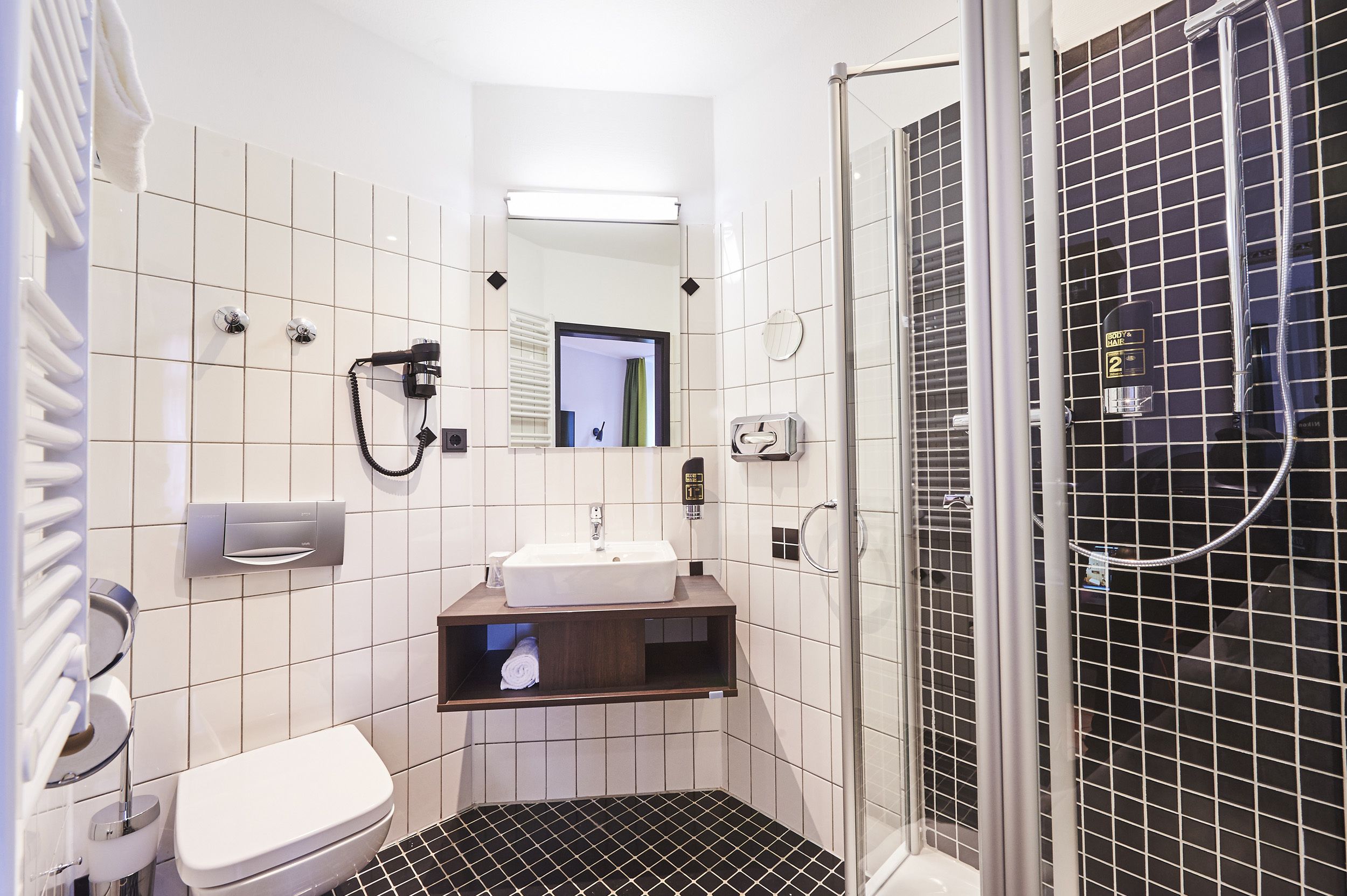 Un baño pequeño con inodoro, lavabo y ducha.