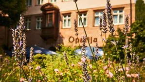 A building with a sign that reads "Opella." - Hotel Hauser (Nuremberg)