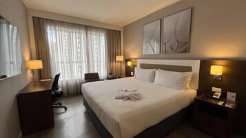 Quarto premium, 1 cama King, vista para a cidade (Upgraded) | Roupas de cama antialérgicas, camas com colchões pillow-top, frigobar