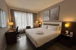 Premium-Zimmer, 1 King-Bett, Stadtblick (Upgraded) | Allergikerbettwaren, Pillowtop-Betten, Minibar, Zimmersafe