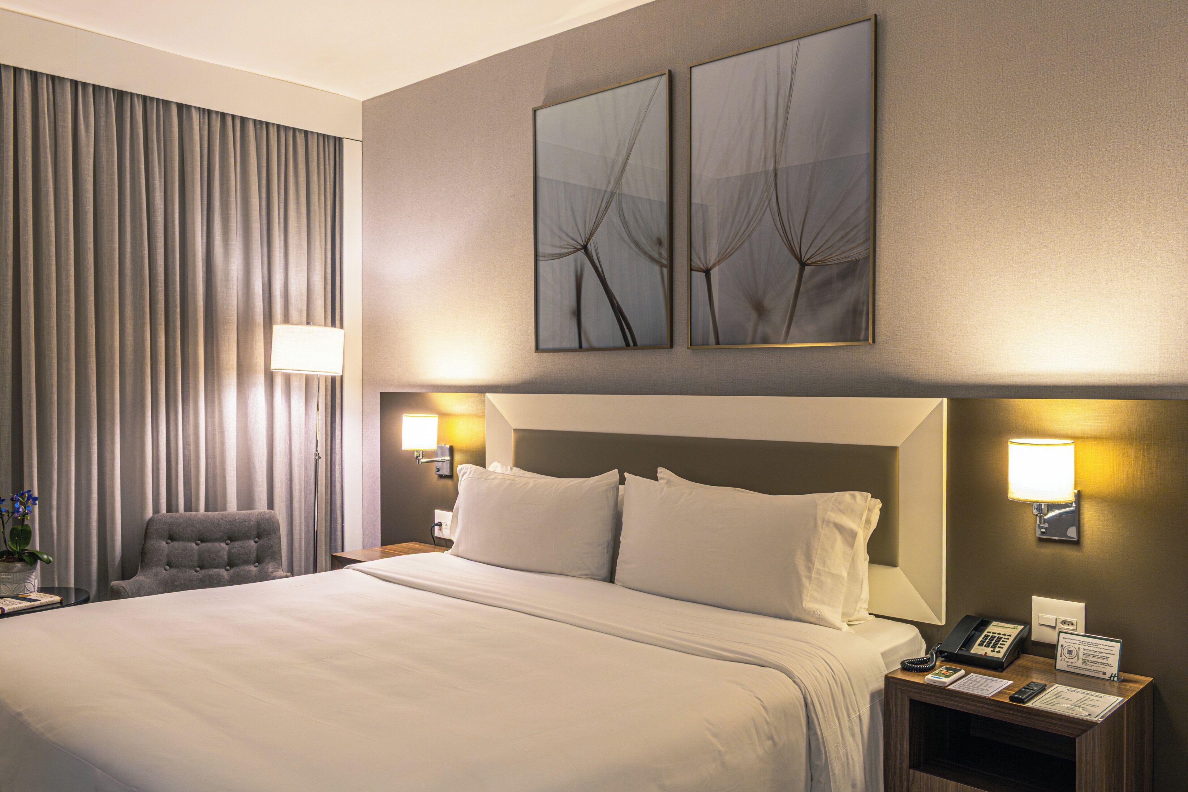 Premium Room, 1 King Bed | Hypo-allergenic bedding, pillowtop beds, minibar, in-room safe