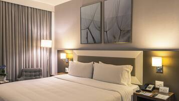 Premium Room, 1 King Bed | Hypo-allergenic bedding, pillowtop beds, minibar, in-room safe