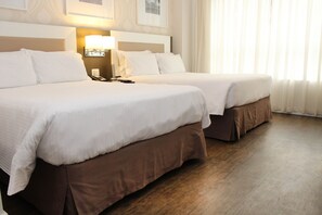 Habitación estándar, 2 camas matrimoniales (Mid Floor) | Ropa de cama hipoalergénica, camas con pillow-top y minibar 
