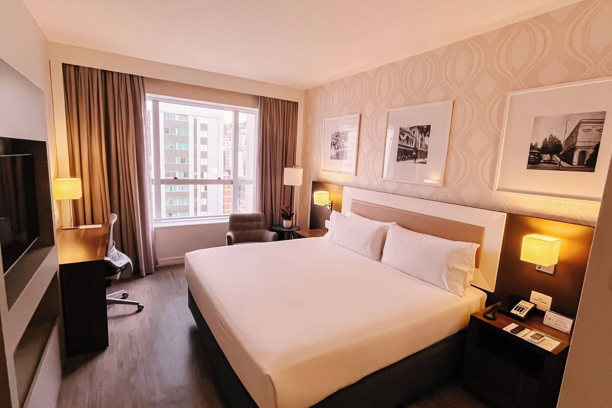 標準客房, 1 張特大雙人床 (Mid Floor) | 防敏寢具、特厚豪華床墊、迷你吧、房內夾萬
