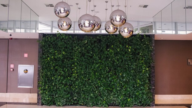 A lobby with a green wall, a metallic spherical light fixture, and a security keypad. - Holiday Inn Belo Horizonte Savassi by IHG (Belo Horizonte)