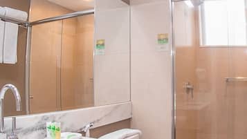 Shower, rainfall showerhead, free toiletries, hair dryer