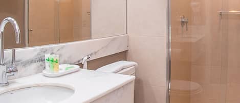 Shower, rainfall showerhead, free toiletries, hair dryer