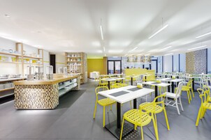 Café da manhã com buffet grátis todos os dias