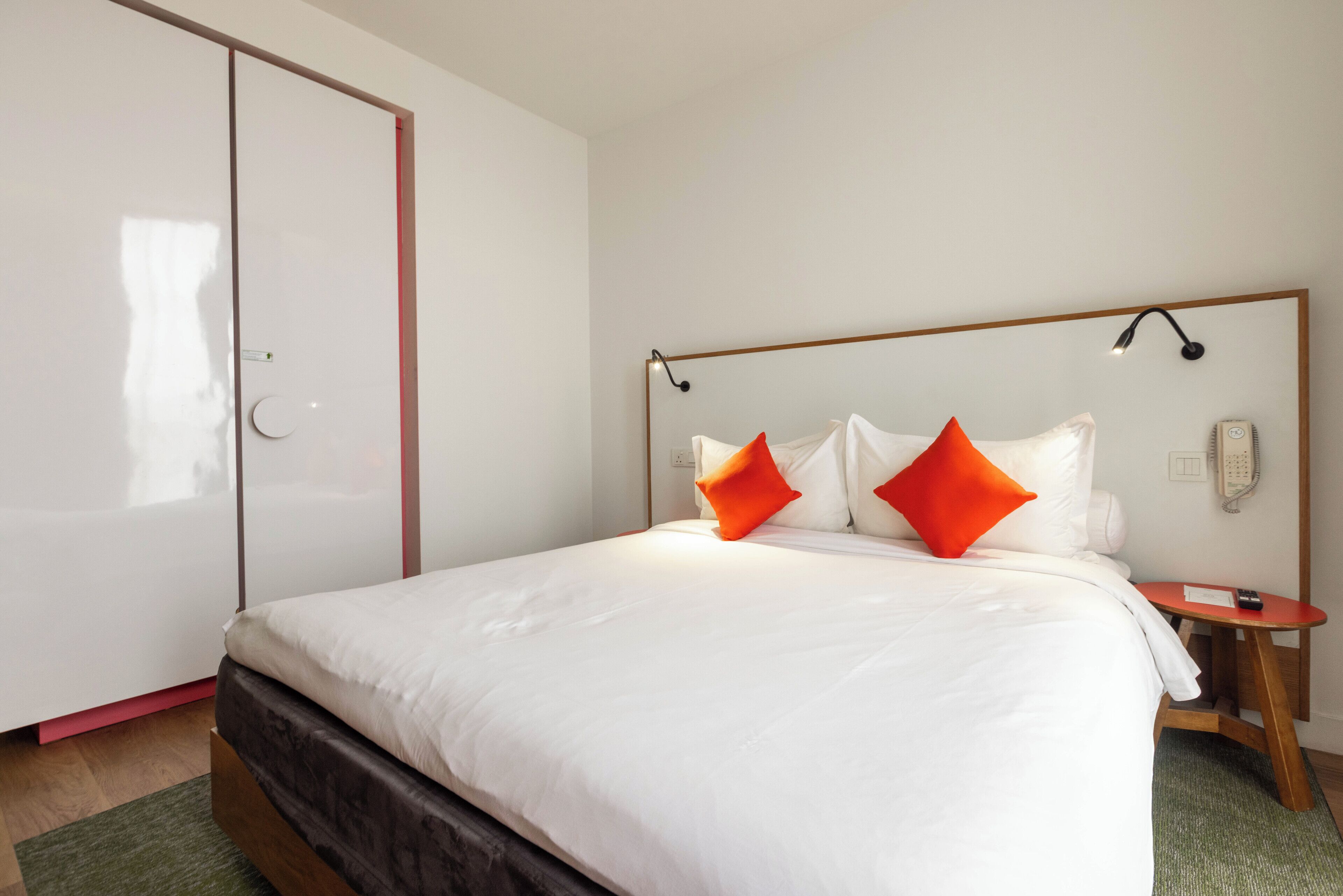 standard room, 1 queen bed | minibar, in-room safe, desk, iron/ironing board