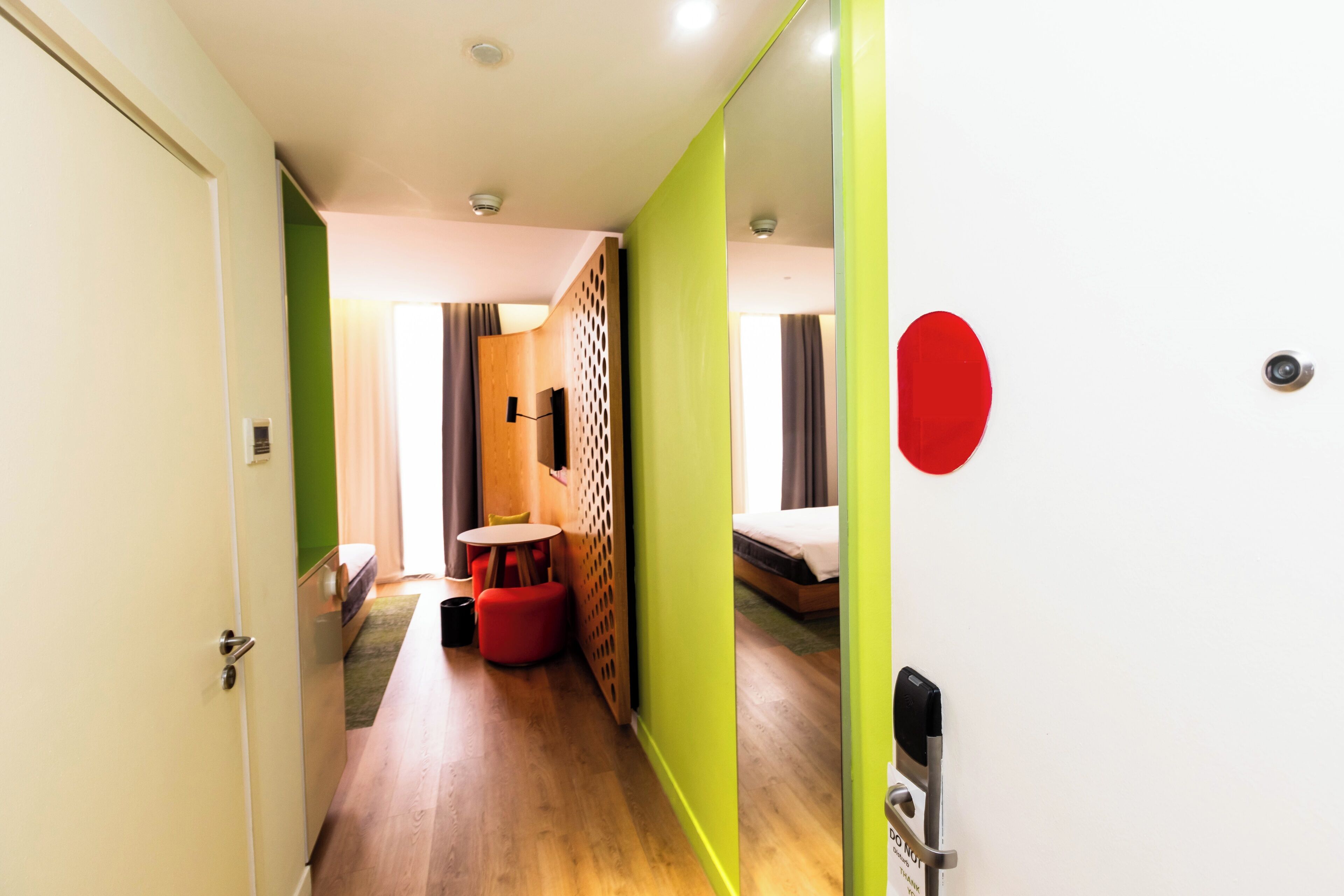 standard room, 1 queen bed | minibar, in-room safe, desk, iron/ironing board