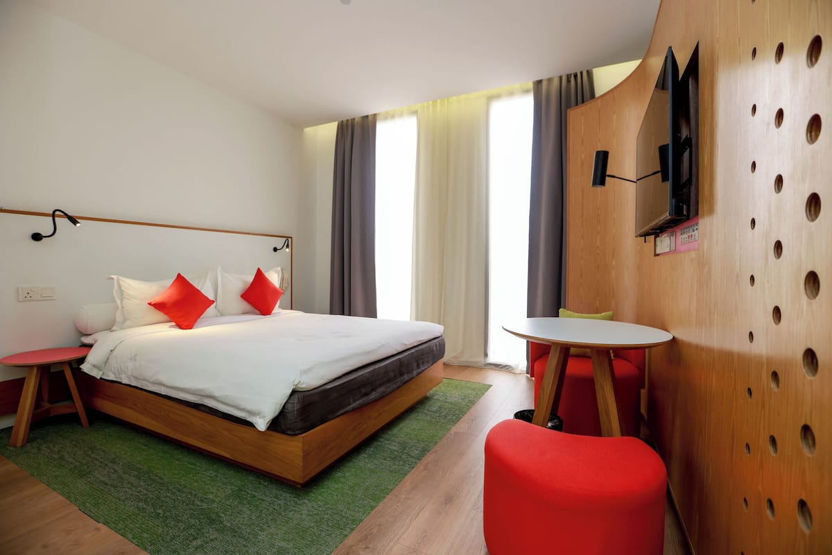 Standaard kamer, 1 queensize bed | Een minibar, een kluis op de kamer, een bureau
