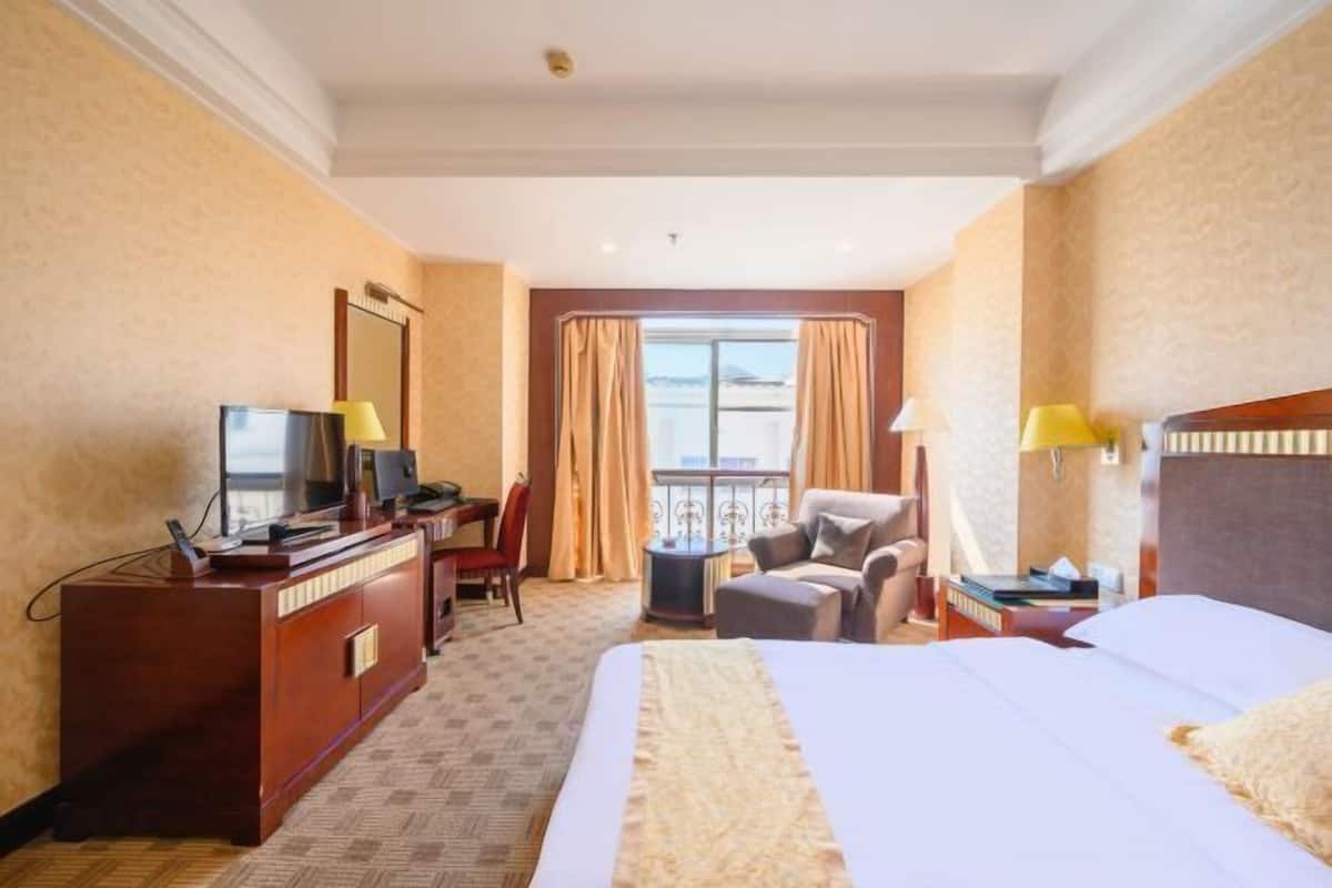 Minibar, in-room safe, alarm clocks