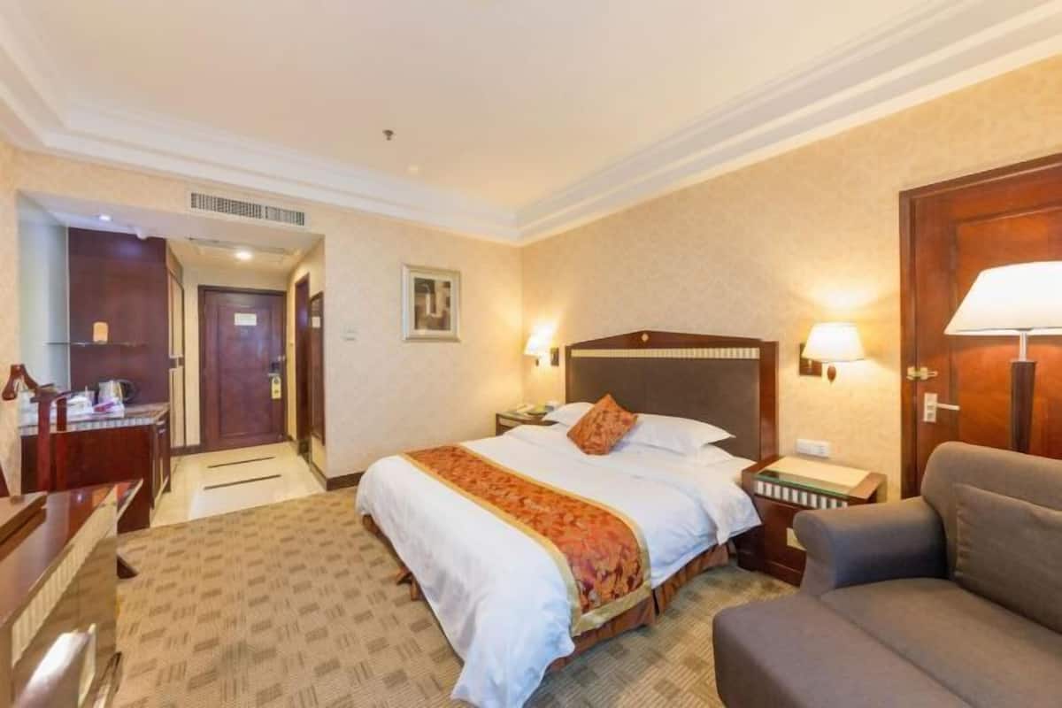 Minibar, in-room safe, alarm clocks