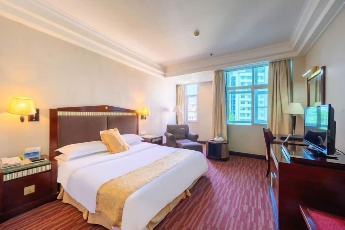 Minibar, in-room safe, alarm clocks
