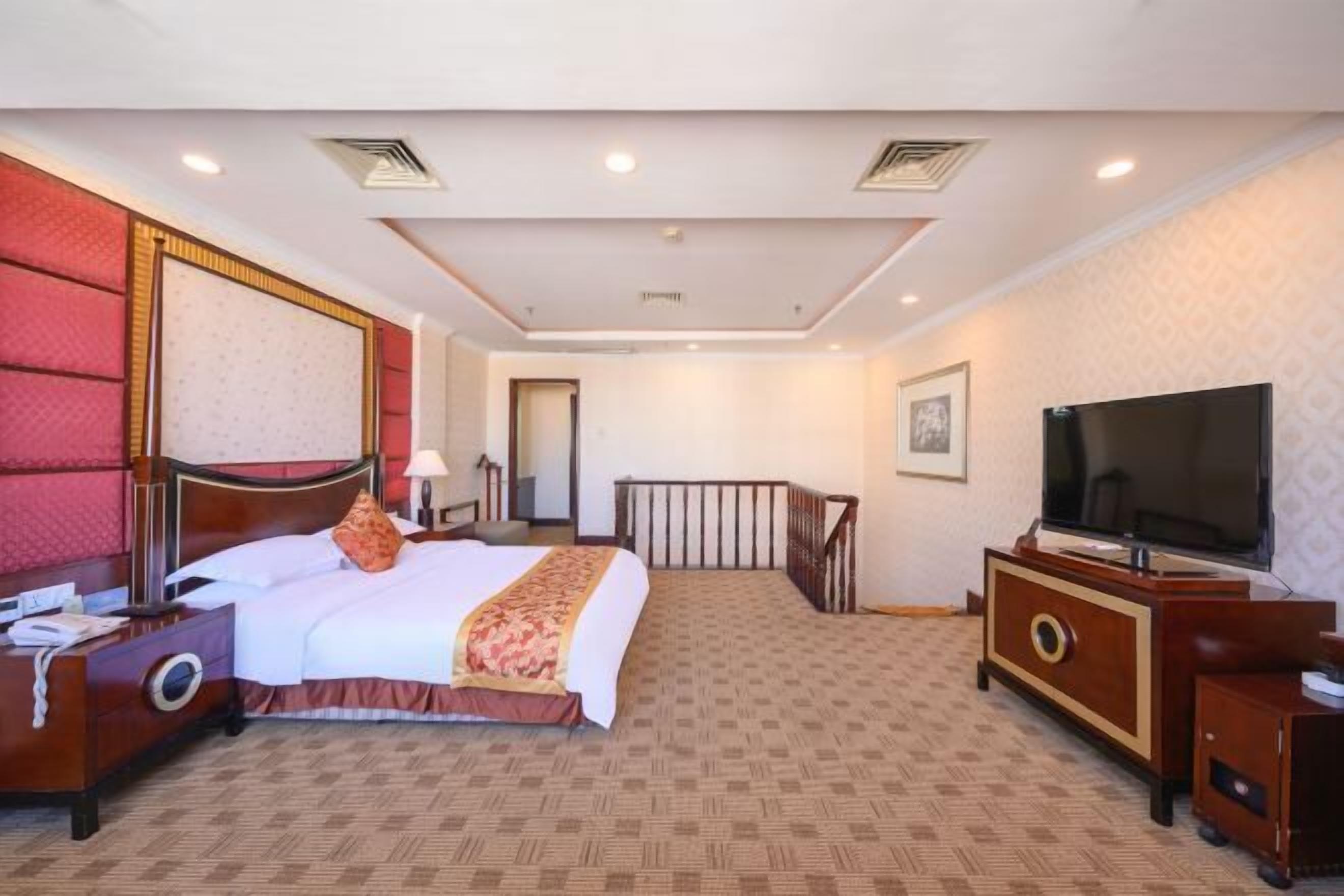 Minibar, in-room safe, alarm clocks