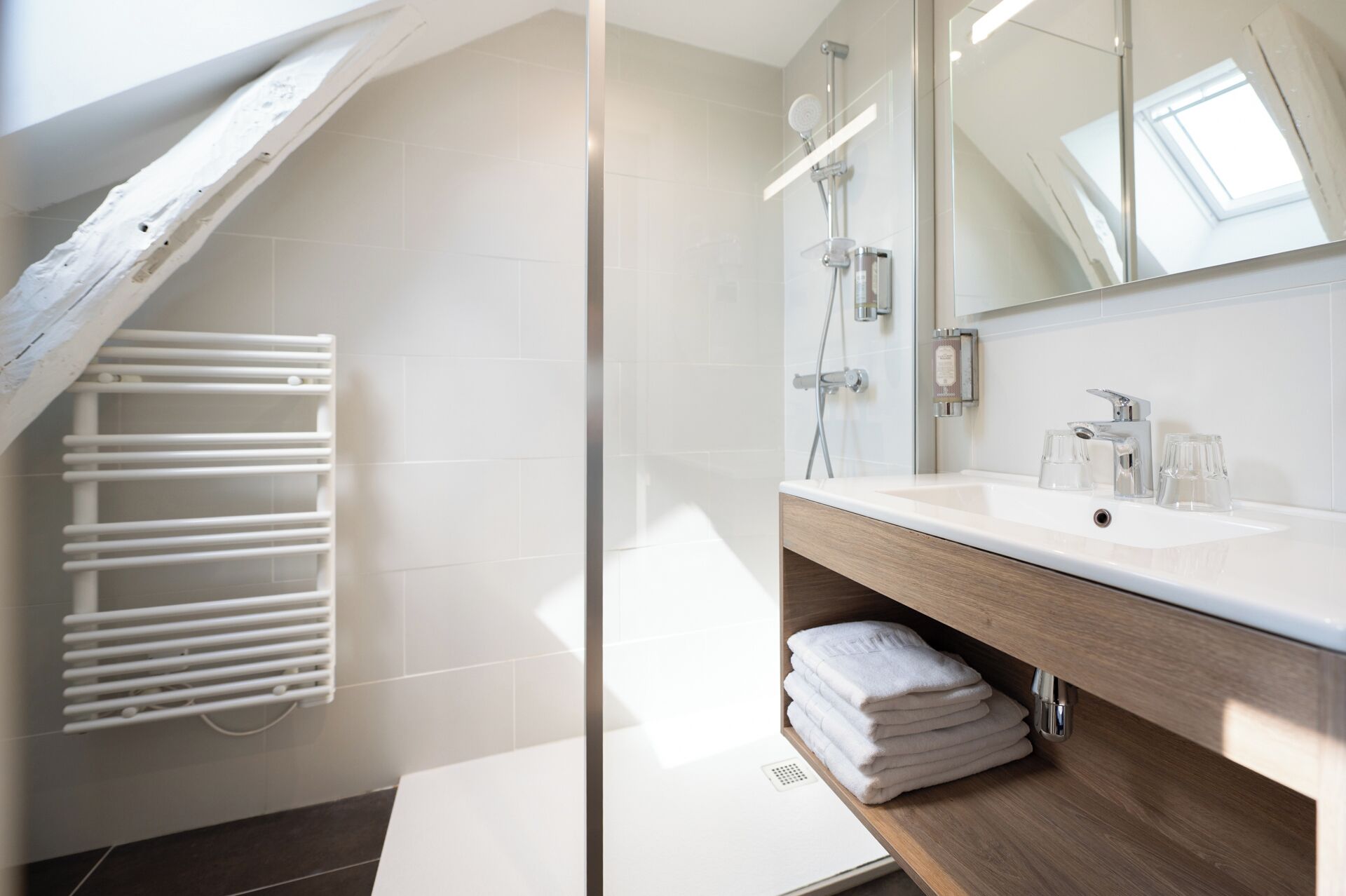 Habitación doble superior | Baño | Ducha, artículos de higiene personal ecológicos y secador de pelo