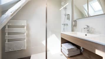 Chambre Double Supérieure | Salle de bain | Douche, articles de toilette écologiques, sèche-cheveux