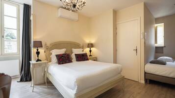 Hochwertige Bettwaren, individuell eingerichtet, Schreibtisch