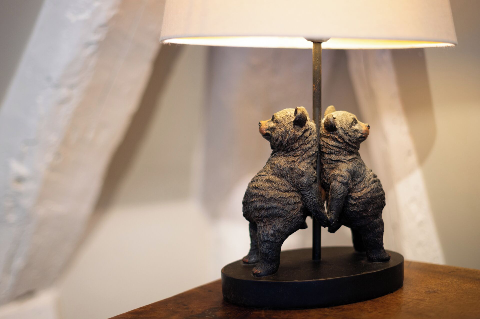 Una lámpara con base de figura de oso.