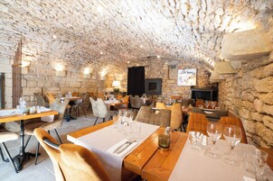 供应早餐、午餐和晚餐，地区菜