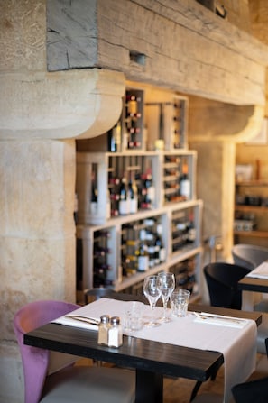 Serveert ontbijt, lunch, diner, regionale gerechten