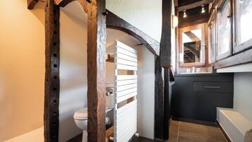 Quarto romântico | Banheiro | Chuveiro, produtos de toalete biodegradáveis, secador de cabelo