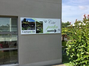 A sign for Campanile Hotel & Restaurant with a garden direction arrow. - Premiere Classe Roissy - Aéroport CDG - Le Mesnil Amelot (Le Mesnil-Amelot)