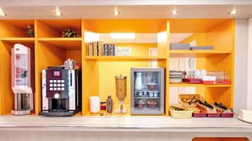 Petit déjeuner buffet (6.90 EUR par personne)