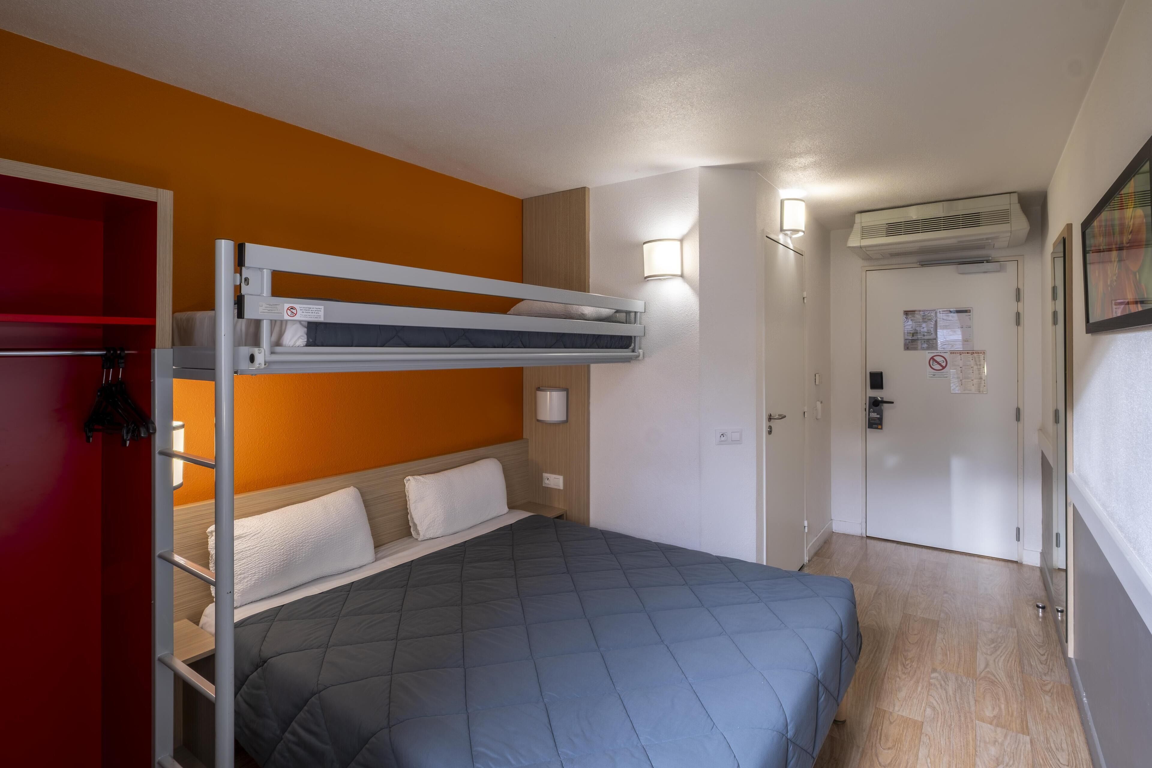 Rom – standard, flere senger | Individuelt innredet, skrivebord og skrivebord for bærbar PC