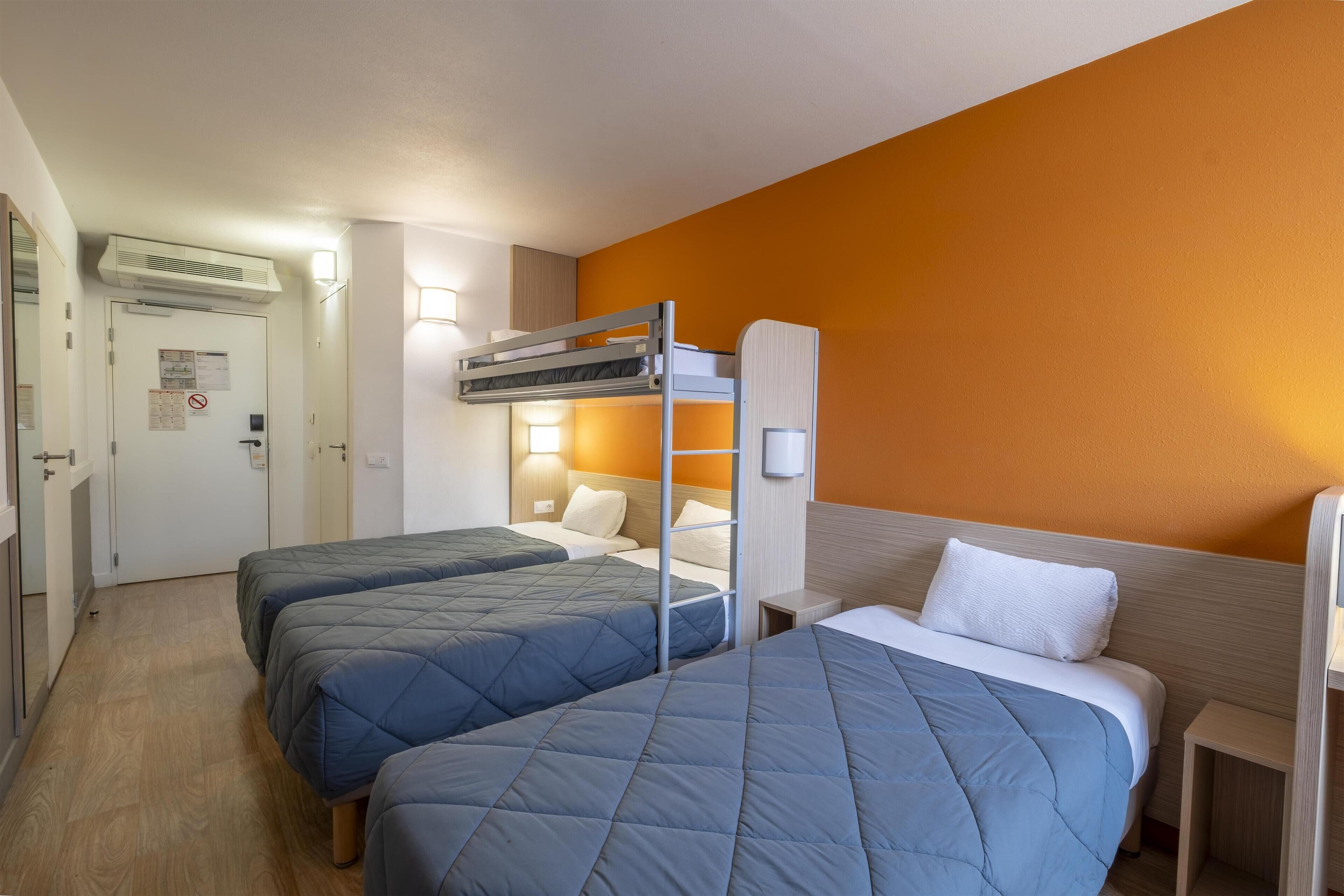 Rom – standard, flere senger | Individuelt innredet, skrivebord og skrivebord for bærbar PC