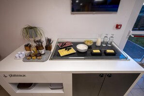 Daily buffet breakfast for a fee - Premiere Classe Roissy - Aéroport CDG - Le Mesnil Amelot (Le Mesnil-Amelot)