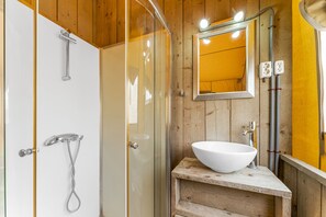 Tienda de campaña, vista al jardín | Baño