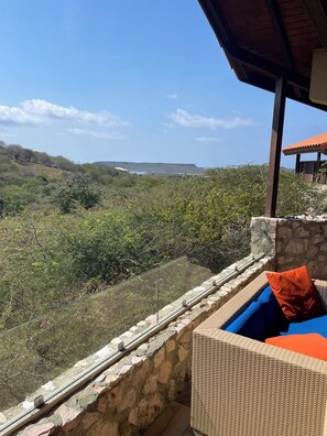 Panoramic-Bungalow, 1 King-Bett und Schlafsofa, Seeblick | Terrasse/Patio