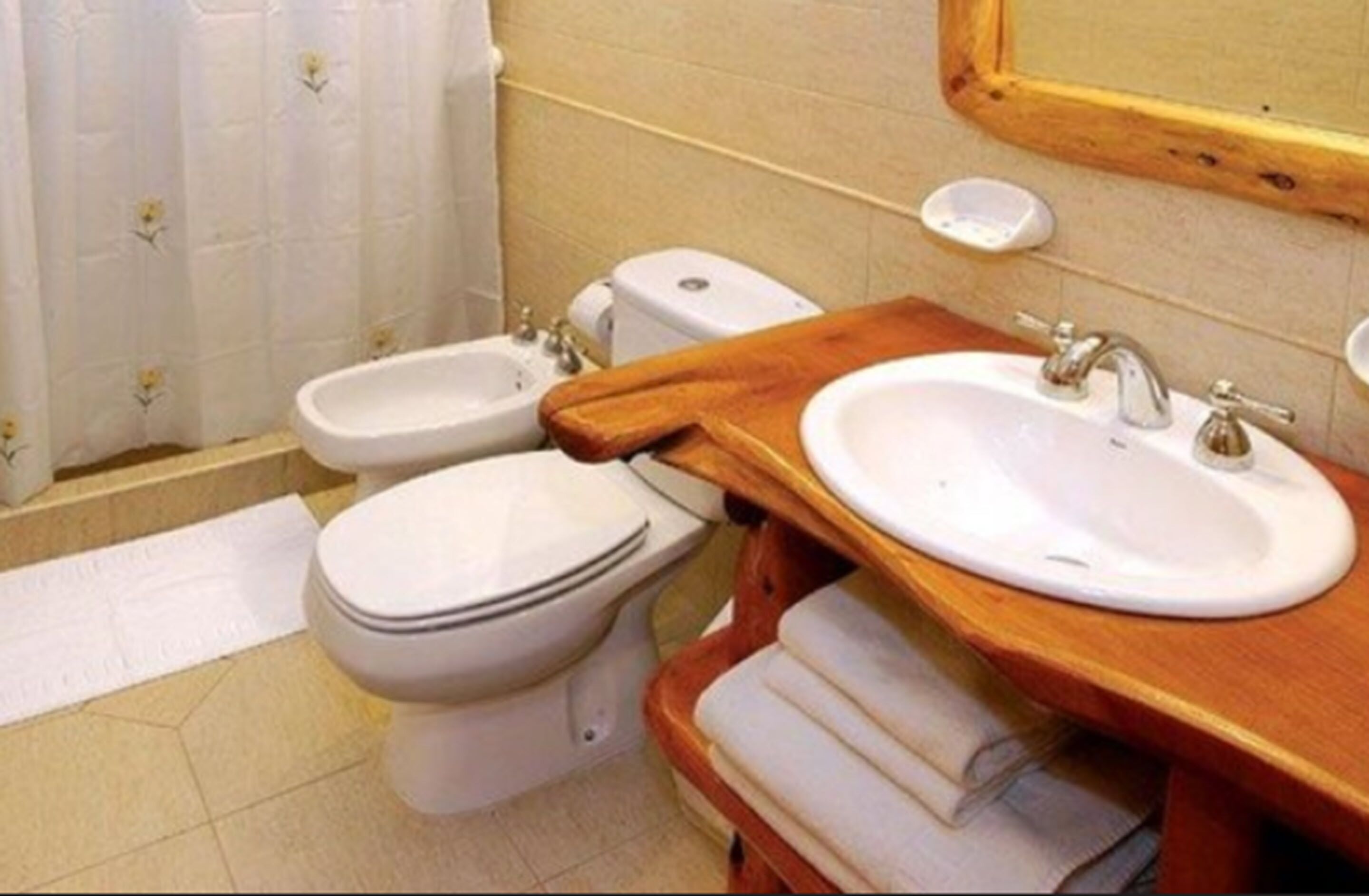 Ein Badezimmer mit Toilette, Bidet und Waschbecken.