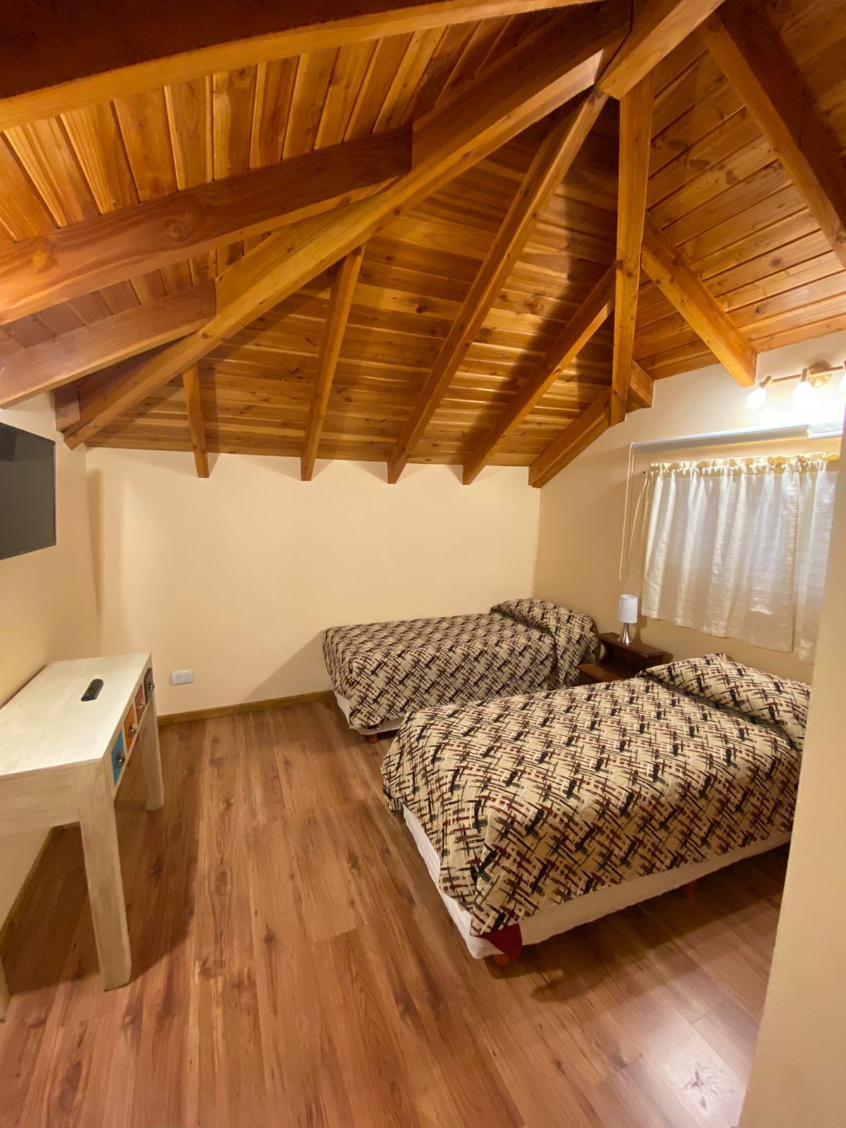 Departamento superior, vista al lago | Camas con pillow-top y caja de seguridad en la habitación 