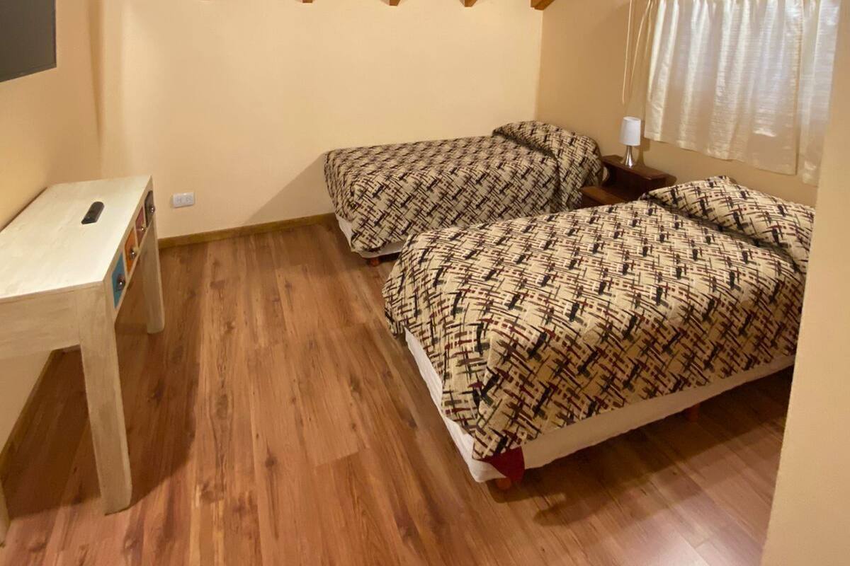 Departamento superior, vista al lago | Camas con pillow-top y caja de seguridad en la habitación