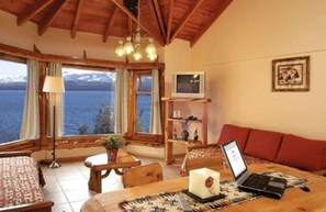 Cabin, 2 Bedrooms, 2 Bathrooms | Living room | 32-inch TV with cable channels, DVD player, heated floors - Altos del Nahuel (San Carlos de Bariloche)