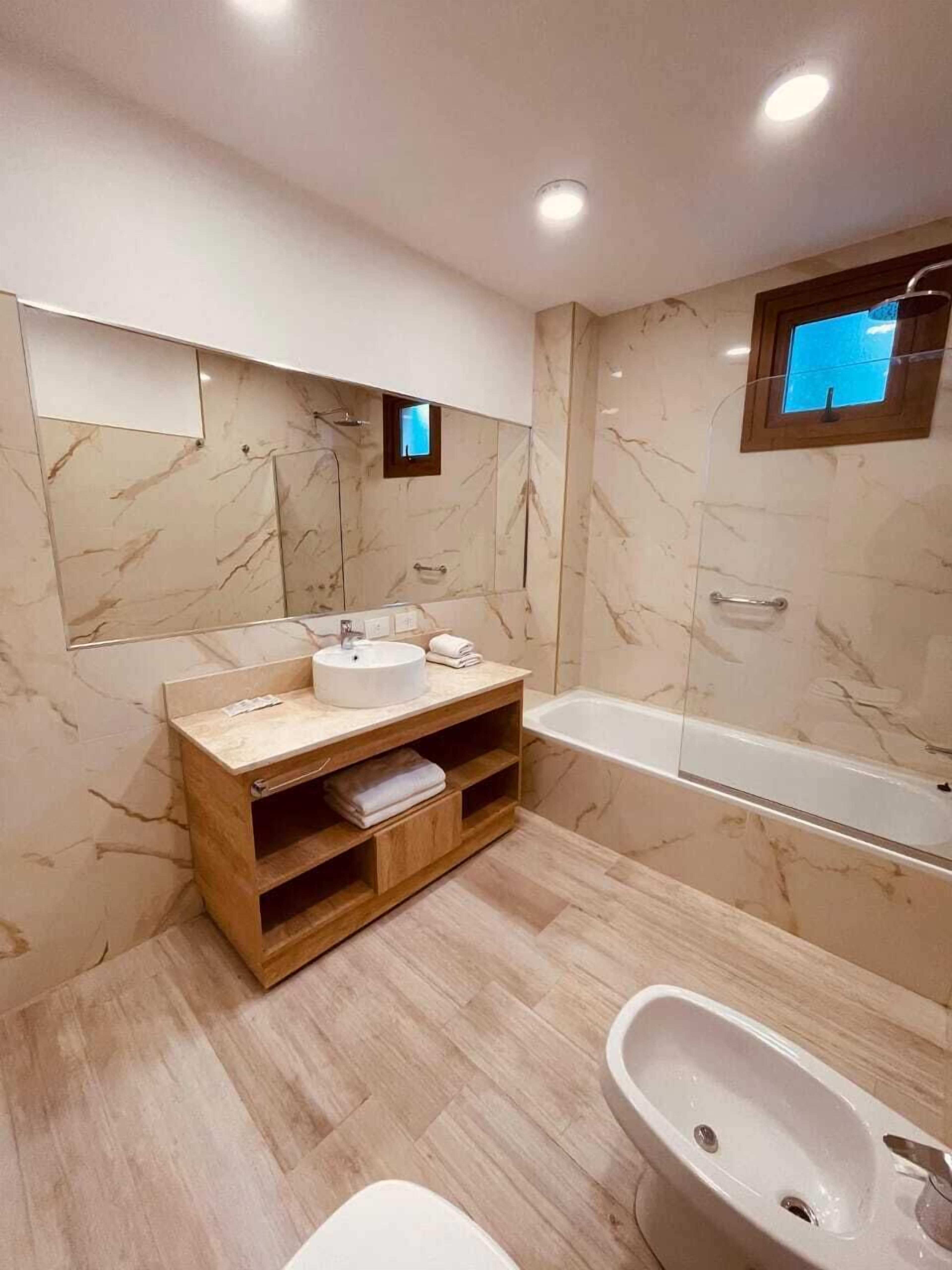 duplex, 2 bathrooms, lake view | bathroom | combined shower/bathtub, rainfall showerhead, free toiletries