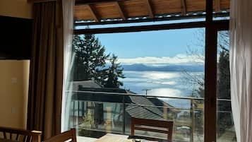 Maisonette, 2 Bäder, Seeblick | Wohnbereich | 32-Zoll-Fernseher mit Kabelempfang, DVD-Player, Fußbodenheizung