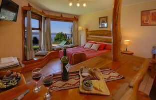 Holzhütte | Pillowtop-Betten, Zimmersafe, individuell dekoriert