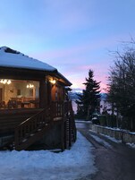 Πρόσοψη καταλύματος - απόγευμα/βράδυ