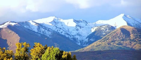 Suite superior, 1 habitación, 2 baños, vista a la montaña | Vista desde la habitación