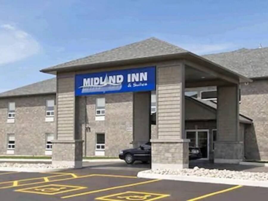 Ein Gebäude mit einem Schild, auf dem „Midland Inn & Suites“ steht.