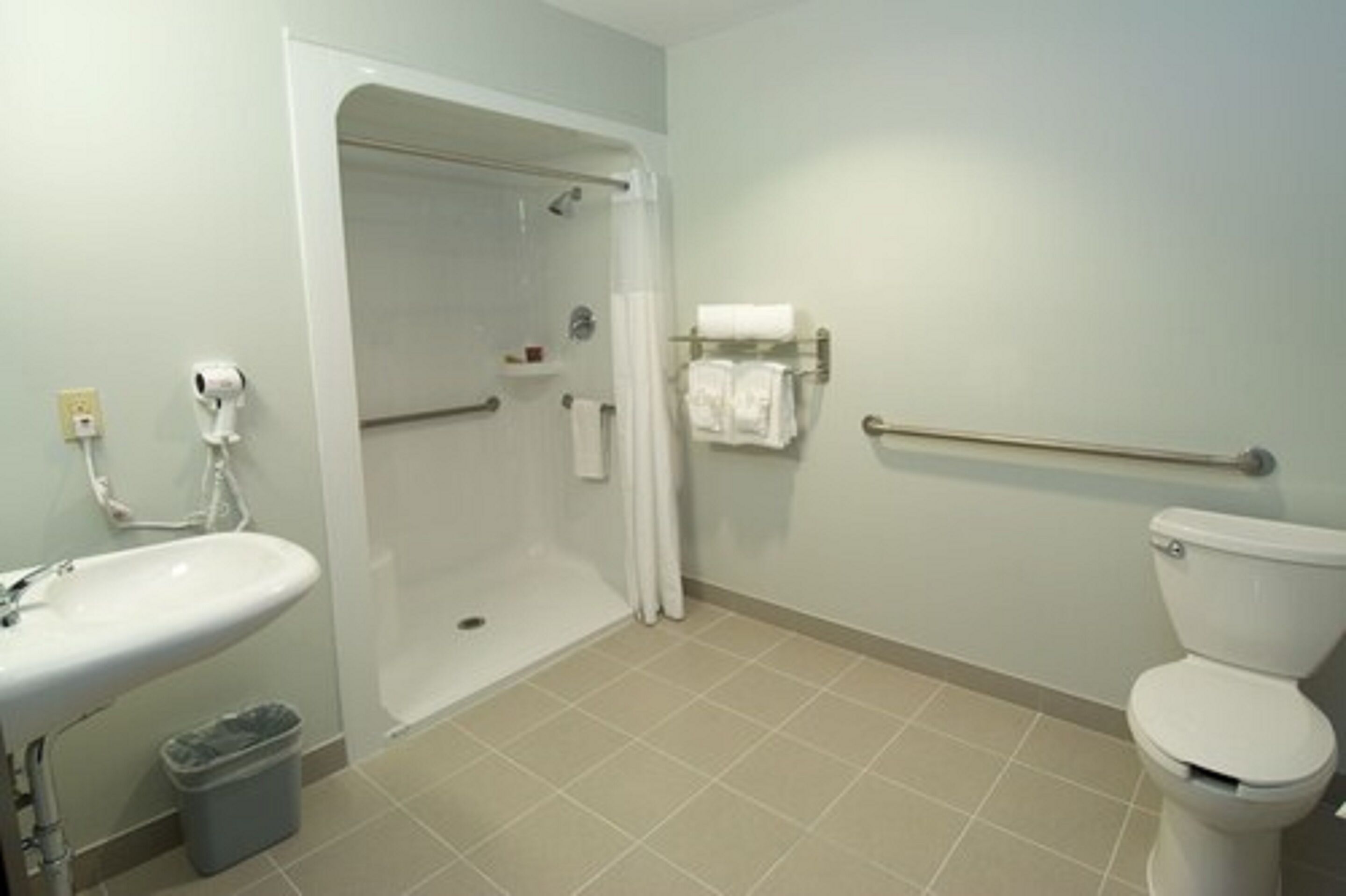 standard room, 1 queen bed, accessible | bathroom shower