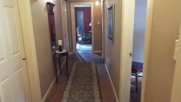 Chambre Quadruple Standard, salle de bains attenante, vue jardin (Fannie Buehler Grand Suit)