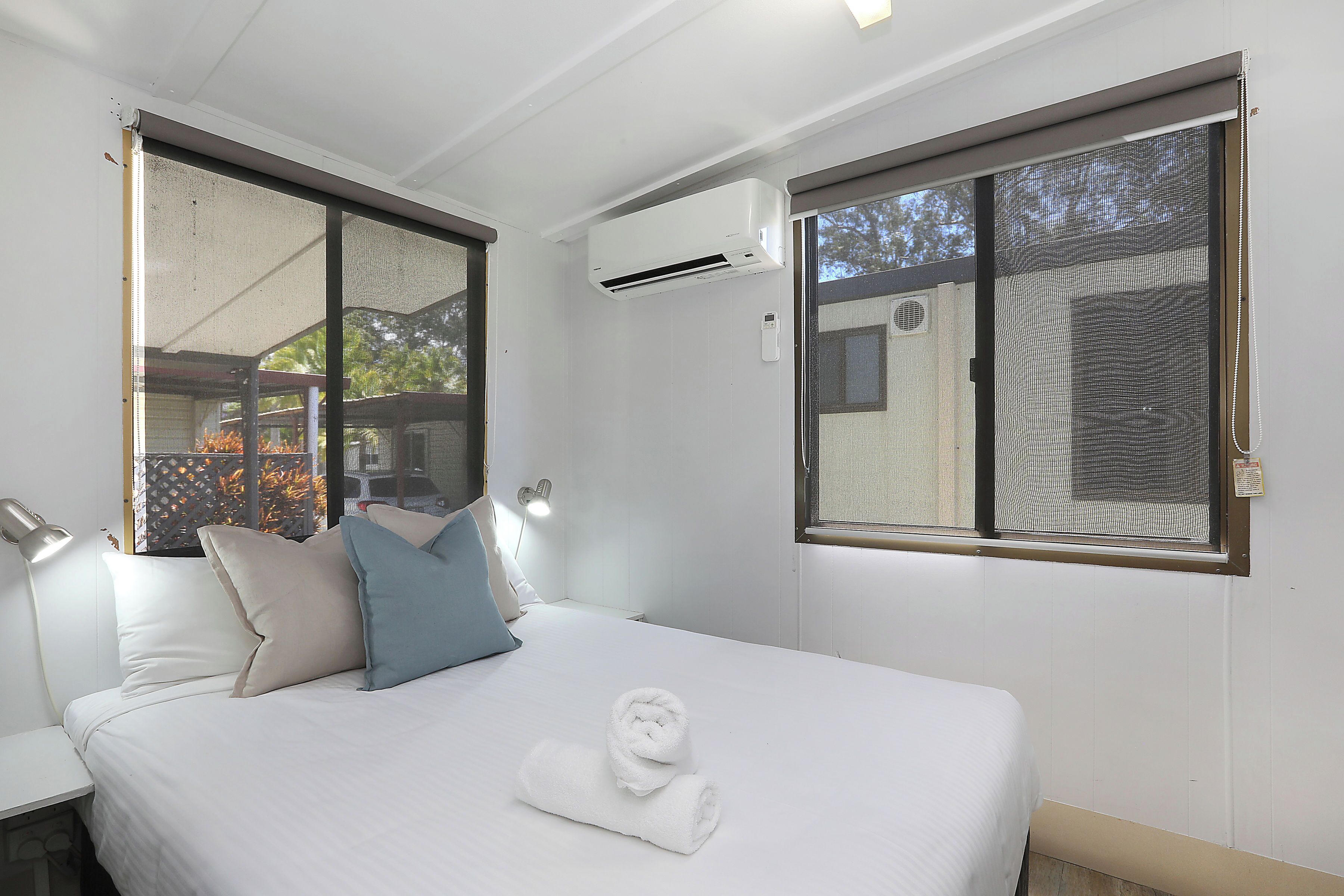 遮光窗帘、免费 WiFi、床单