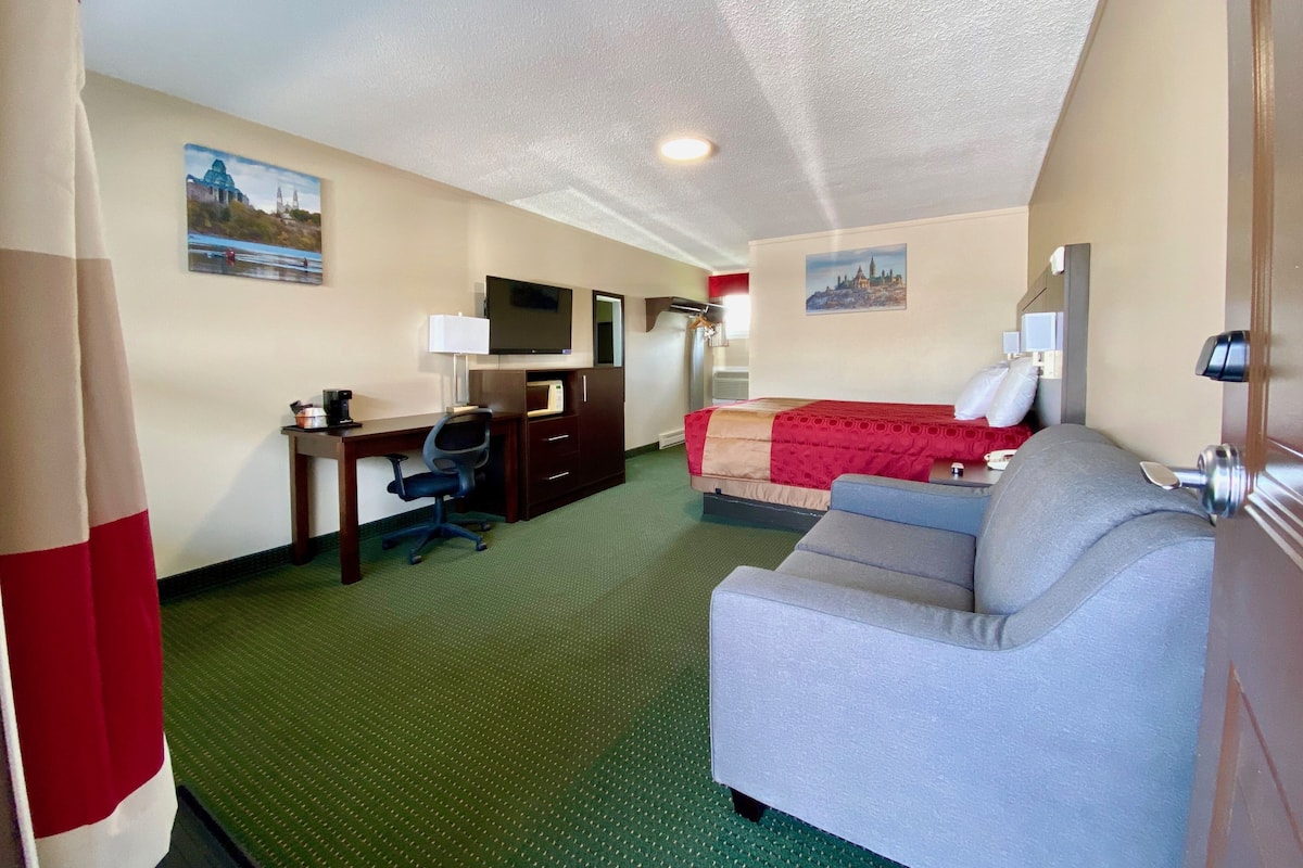 Standard Room, 1 Queen Bed | Desk, laptop workspace, blackout drapes, iron/ironing board