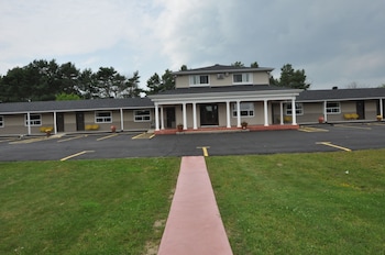 Colonial House Motor Inn