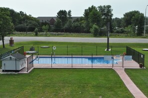 Una piscina al aire libre de temporada