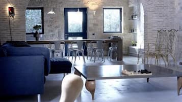 Landlord Manor | 1 bedroom, minibar, in-room safe, desk